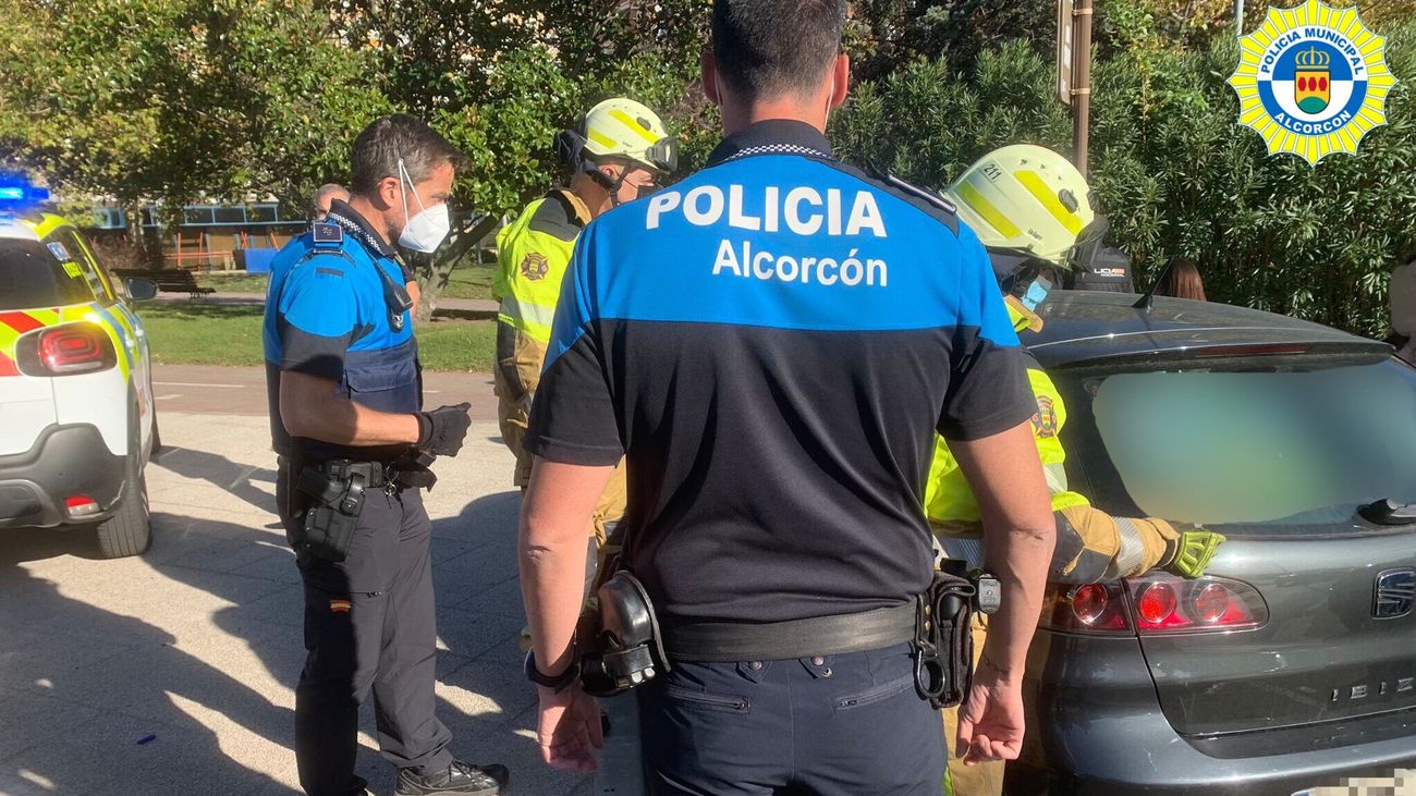 Momento del rescate de un niño atrapado en el interior de un coche