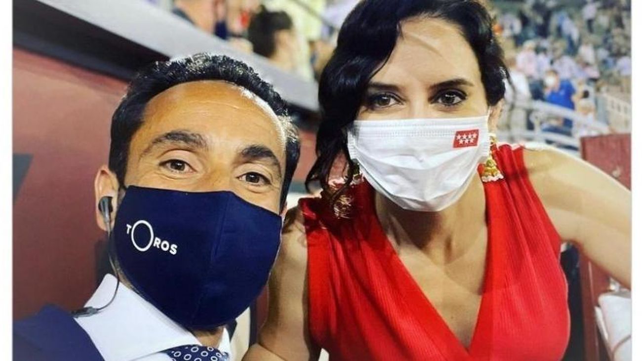 Foto de Ayuso junto al periodista taurino, David Casas, en las Ventas, censurada por Instagram