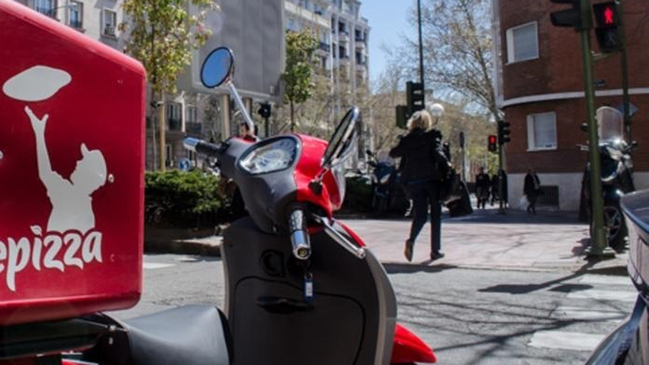 Imagen de una moto usada para repartir pizzas