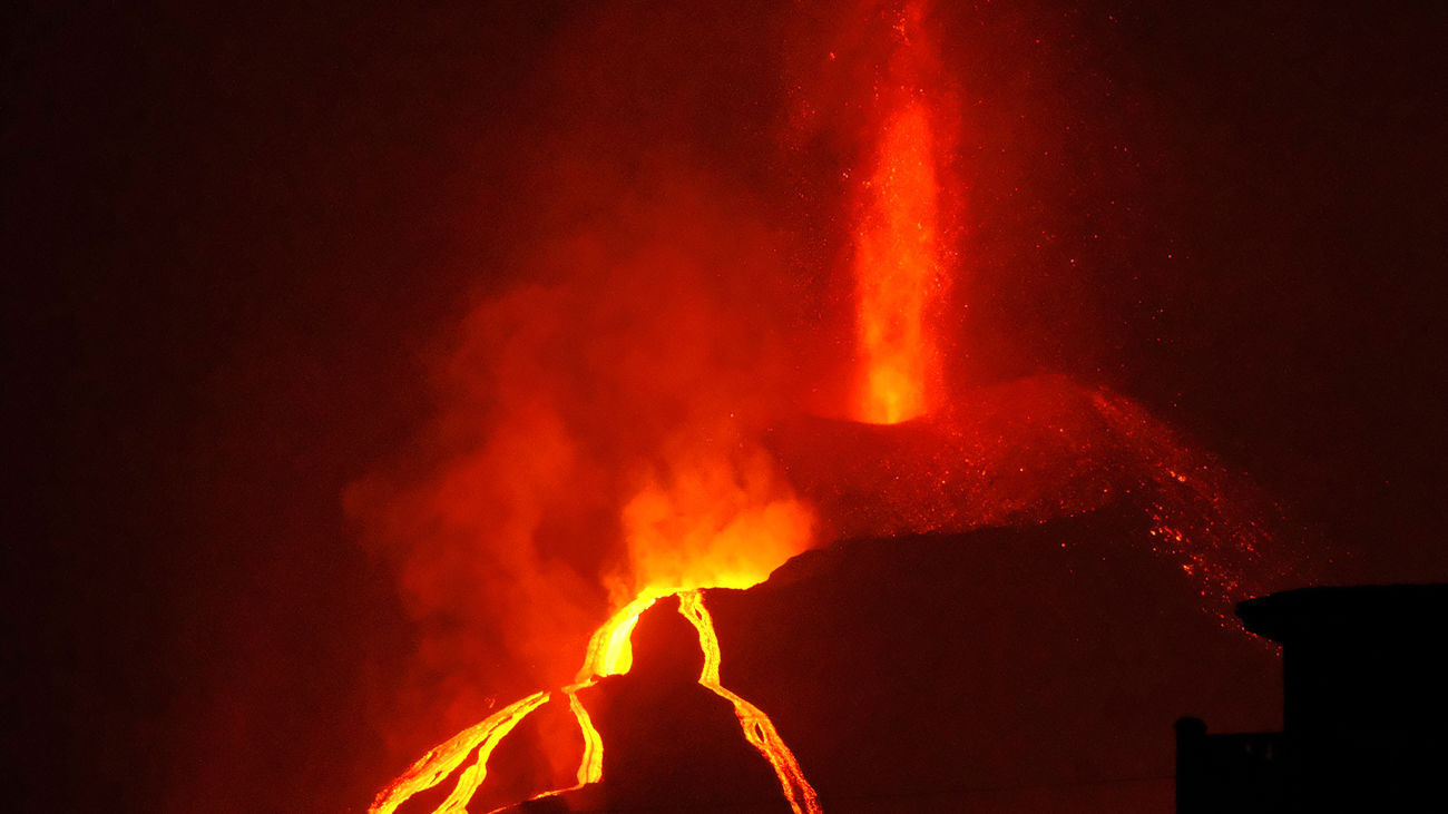 Una de las bocas eruptivas del volcán Cumbre Vieja en la isla de La Palma