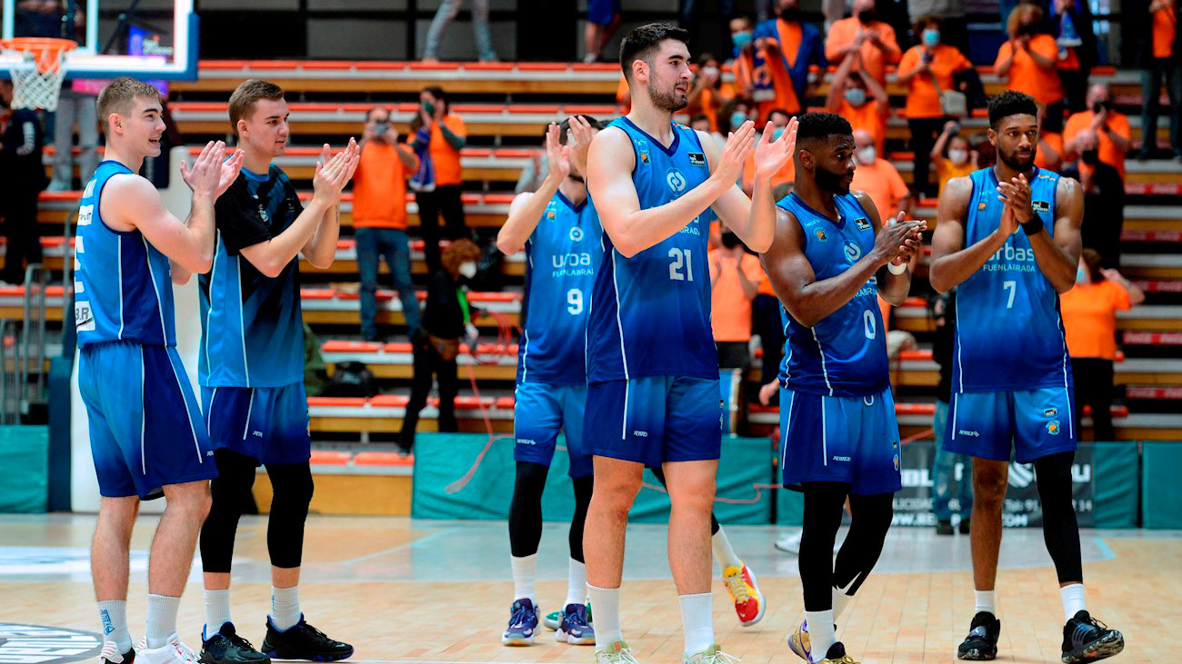 Los jugadores del Fuenlabrada celebran su victoria por 90-82 ante el Manresa durante el partido de la Liga Endesa ACB