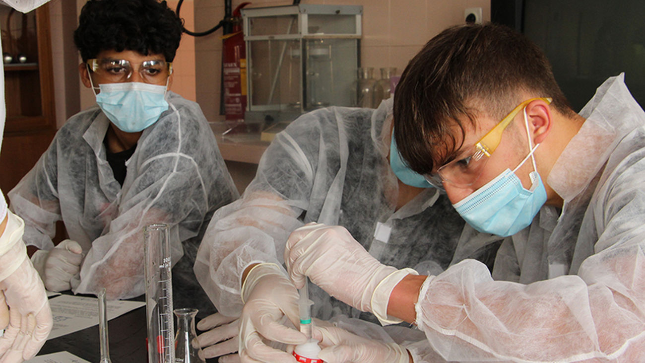 Un grupo de jóvenes participa en una actividad de laboratorio