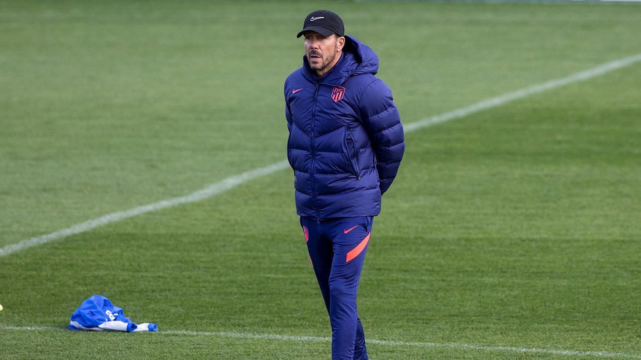 El entrenador del Atlético de Madrid, Diego Pablo Simeone, durante el entrenamiento realizado en la ciudad deportiva Wanda