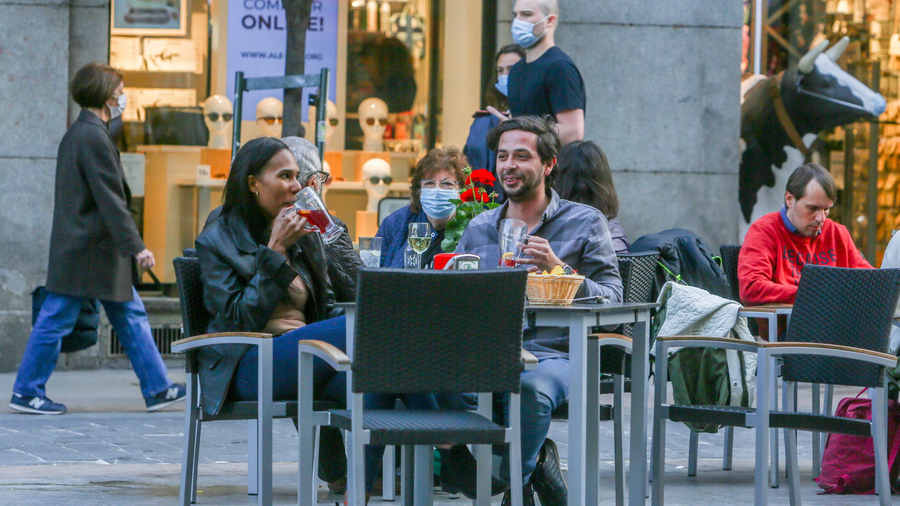 Varias personas en una cafetería de Madrid