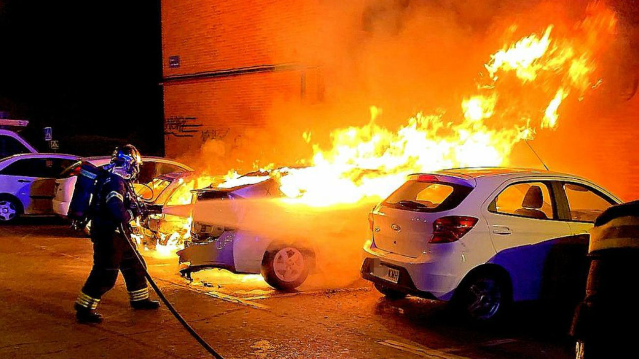 Bomberos extinguen el incendio de varios vehículos en Fuenlabrada