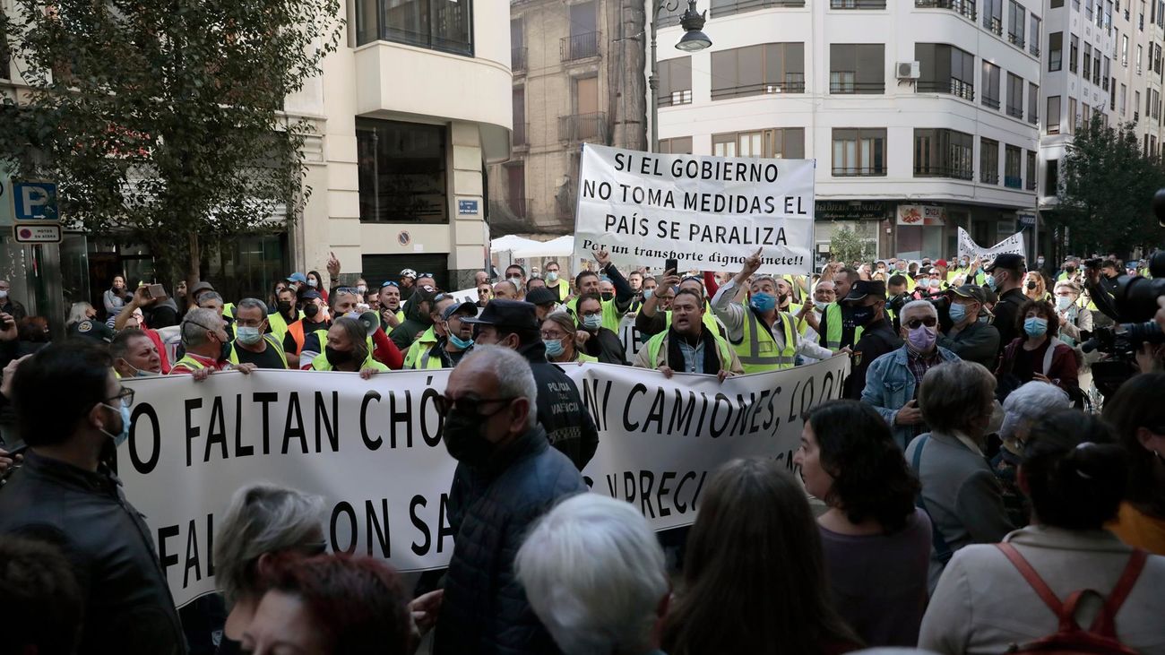 Protesta de transportistas a la puertas del Teatro Olympia de Valencia donde se celebra el acto de las cinco lideresas de izquierdas
