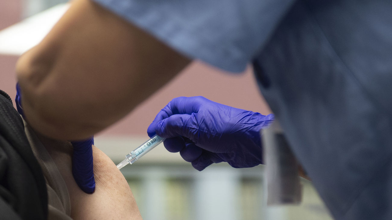 Sanitario poniendo una vacuna