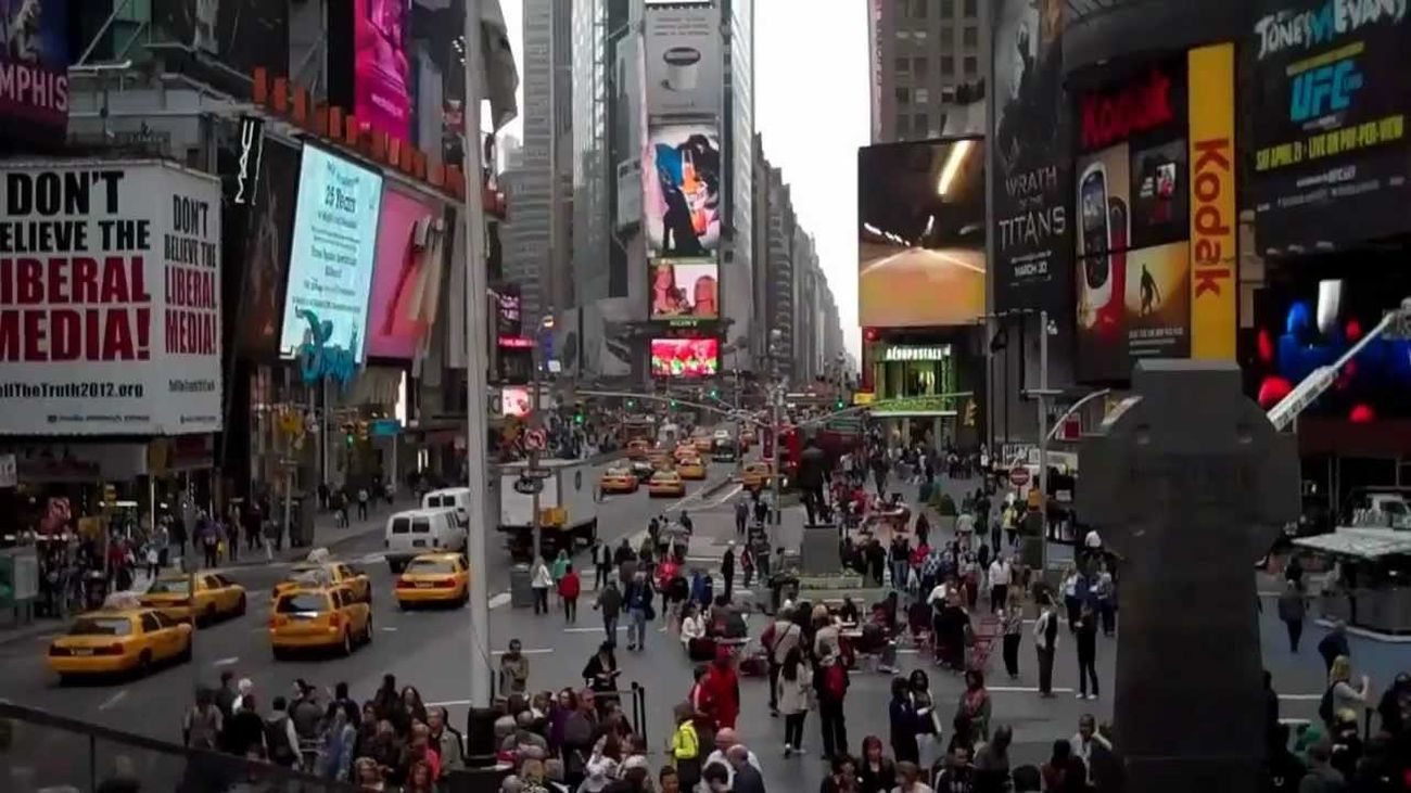 Tráfico y personas en las calles de Nueva York