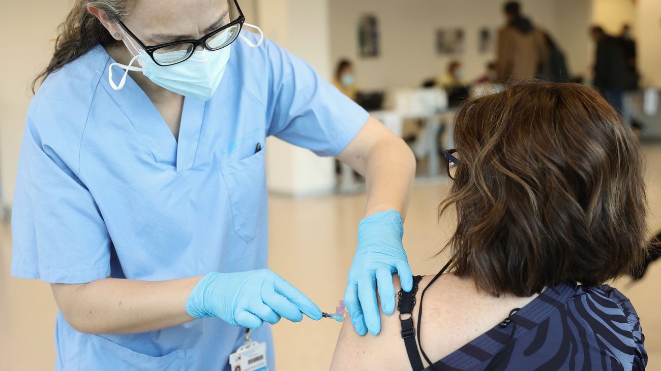 Una enfermera inyecta la vacuna contra la Covid-19 en el Hospital Infanta Sofía