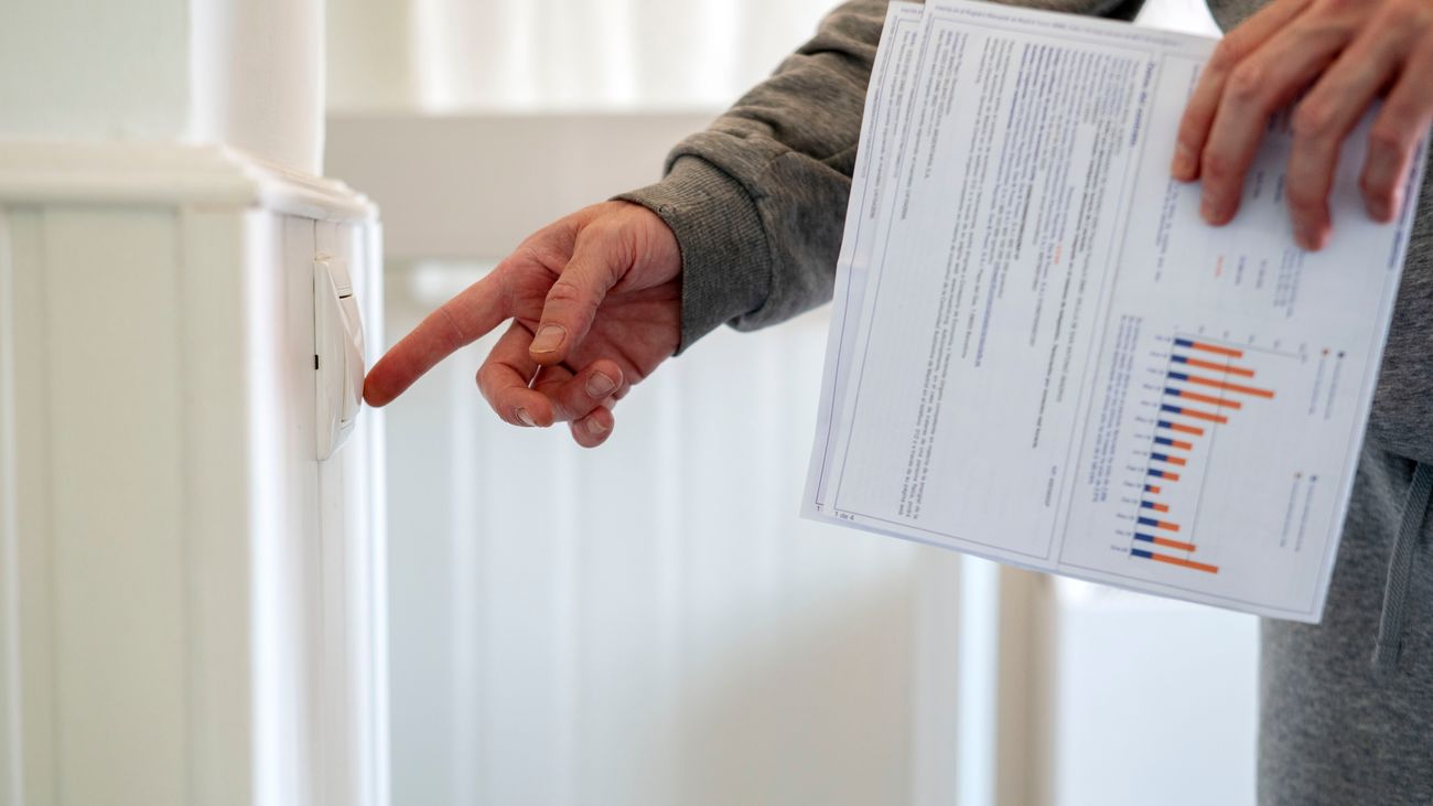 Un hombre enciende un interruptor