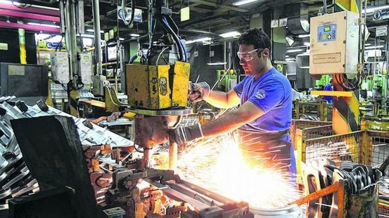 Trabajador de una empresa de transformación industrial