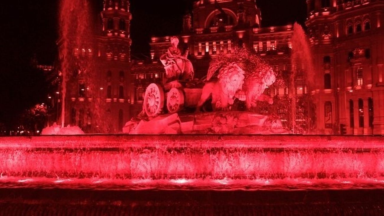 La Fuente de Cibeles iluminada de rojo