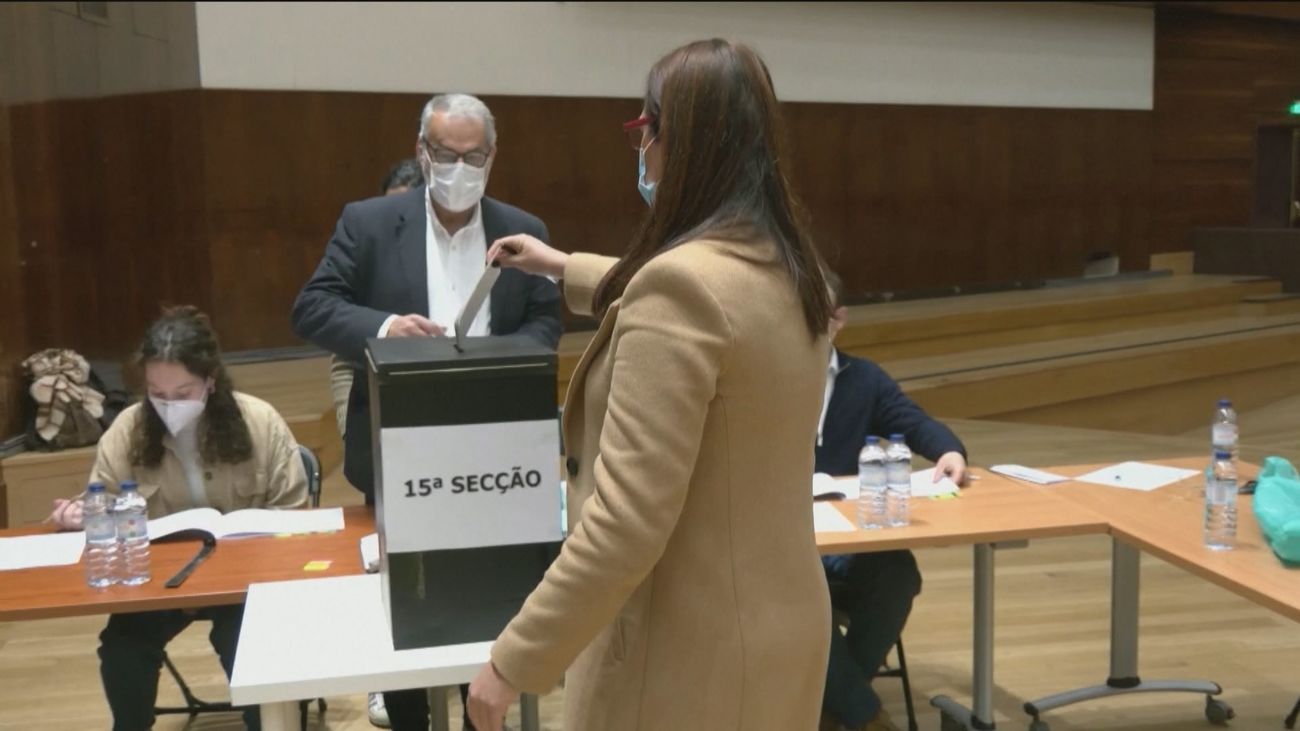 Mujer depositando el voto en las elecciones de Portugal