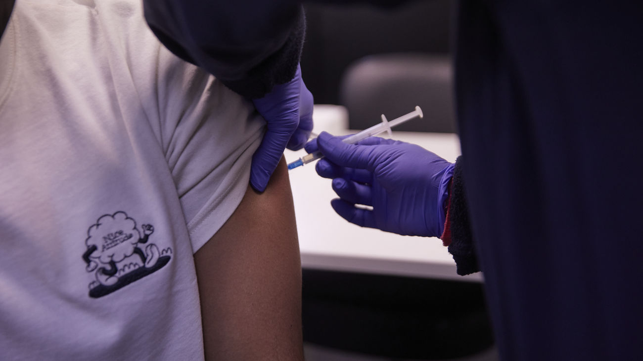 Detalle de una persona, de entre 18 y 29 años, recibiendo la tercera dosis de la vacuna contra el Covid-19