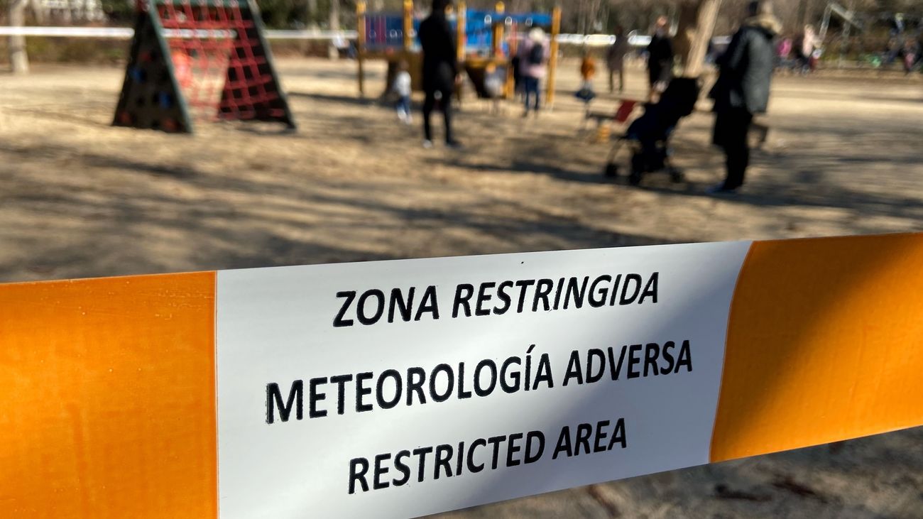 Un parque infantil restringido al paso con una cinta tras activarse la alerta naranja por meteorología adversa