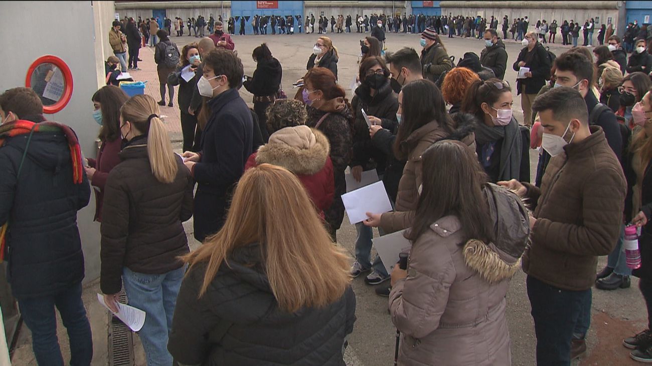 Miles de personas se presentan a los exámenes de oposiciones a empleo público en Ifema