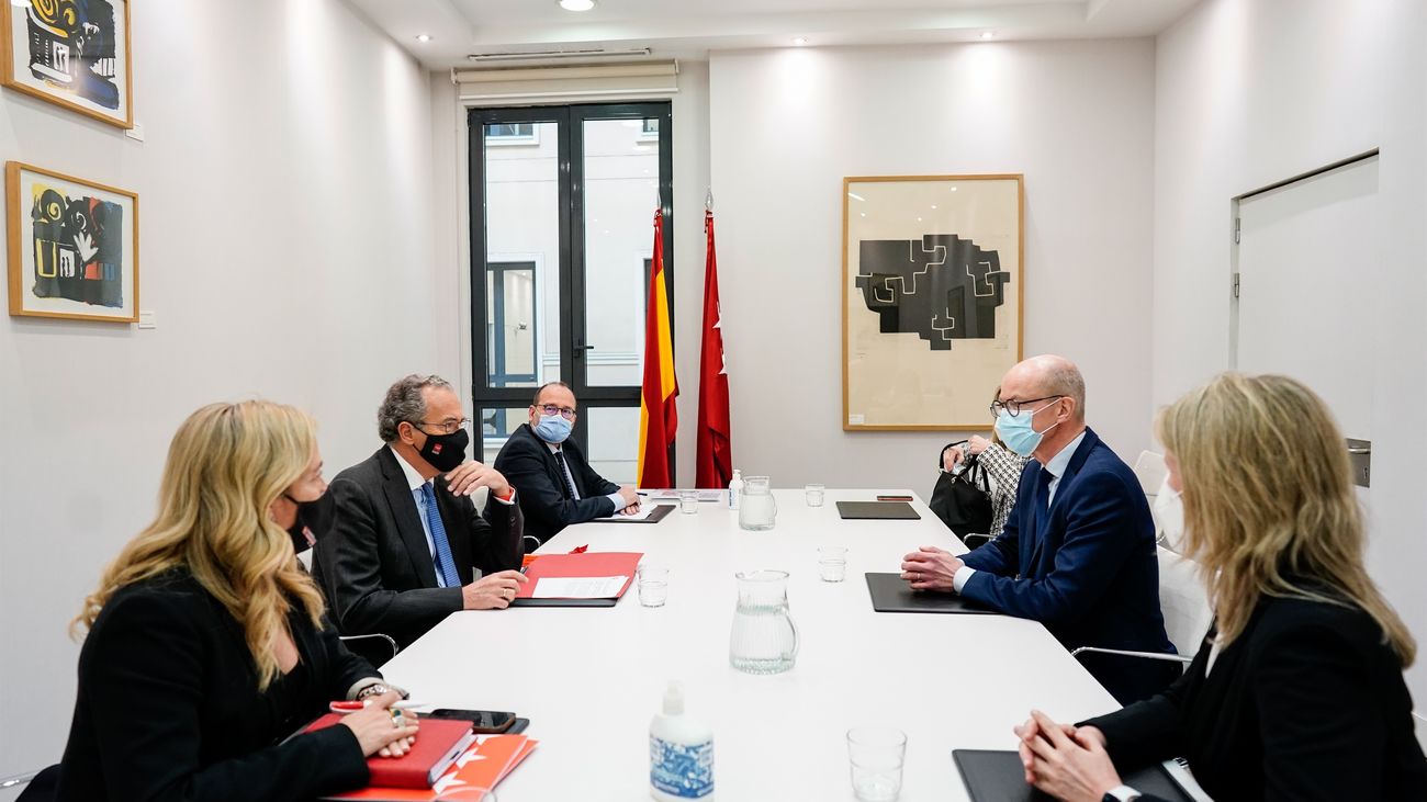 El Consejero e Educación Enrique Ossorio y el director general del Bachillerato Internacional, Olli-Pekka Heinonen