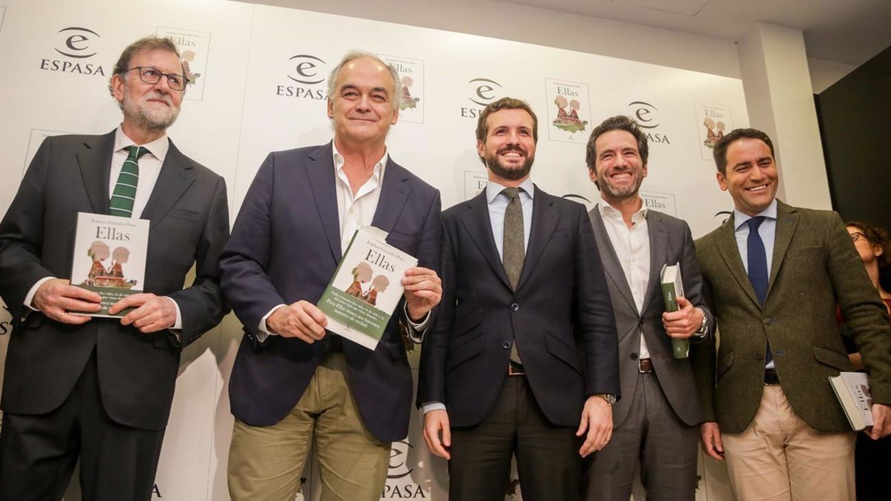 Esteban González Pons junto a Pablo Casado, Mariano Rajoy y otros dirigentes del PP
