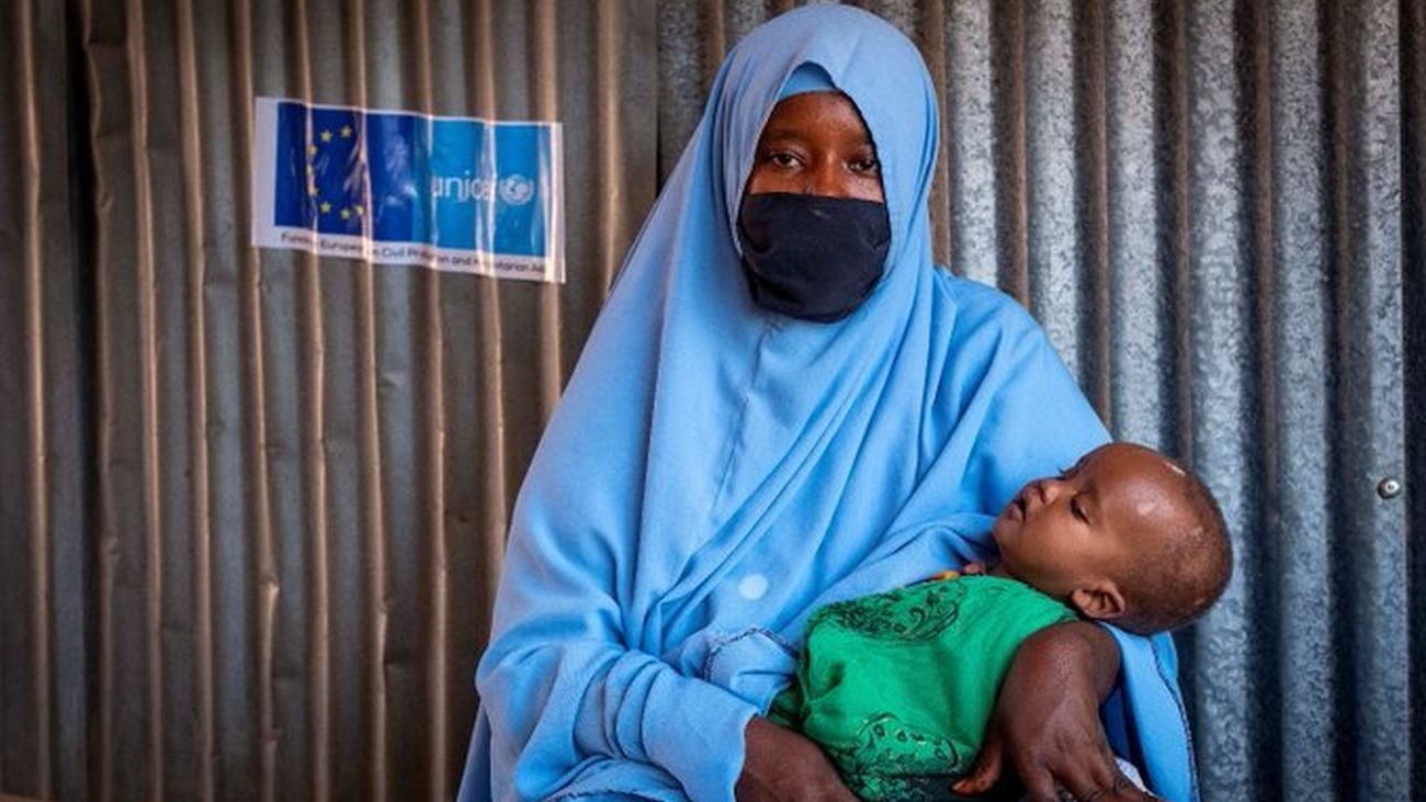 Ahada Abukar Hassan y su bebé de 15 meses en una clínica en Dollow donde tratan su desnutrición