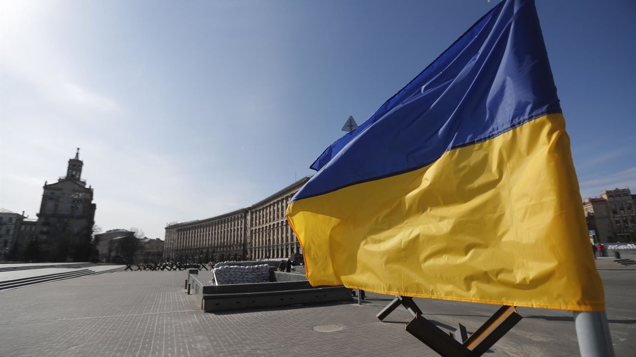 La bandera de Ucrania ondea en el centro de Kiev