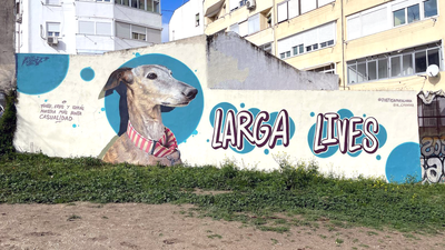 Un mural para Larga, la galga que fue "asesinada" por otro perro en Carabanchel