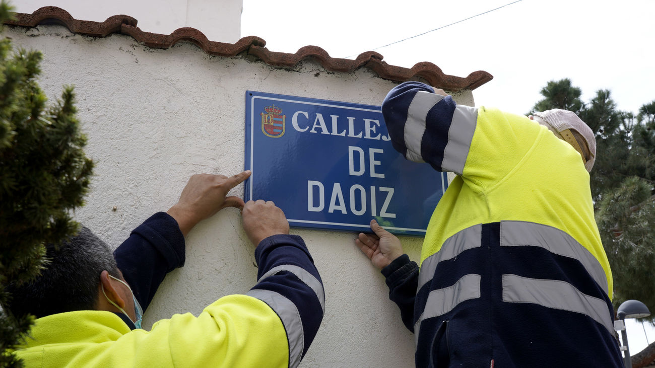 Colocación de la placa nueva en la calle de Daoiz de Móstoles