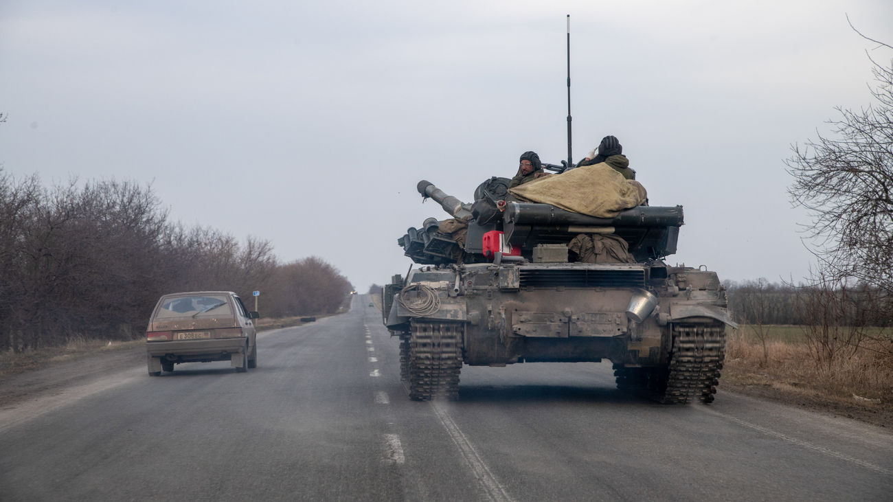 Un tanque ruso circula por una carretera en las afueras de Mariupol