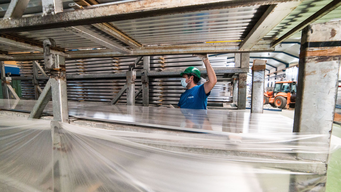 Un trabajador durante su jornada laboral en la empresa Extrusión Toledo,