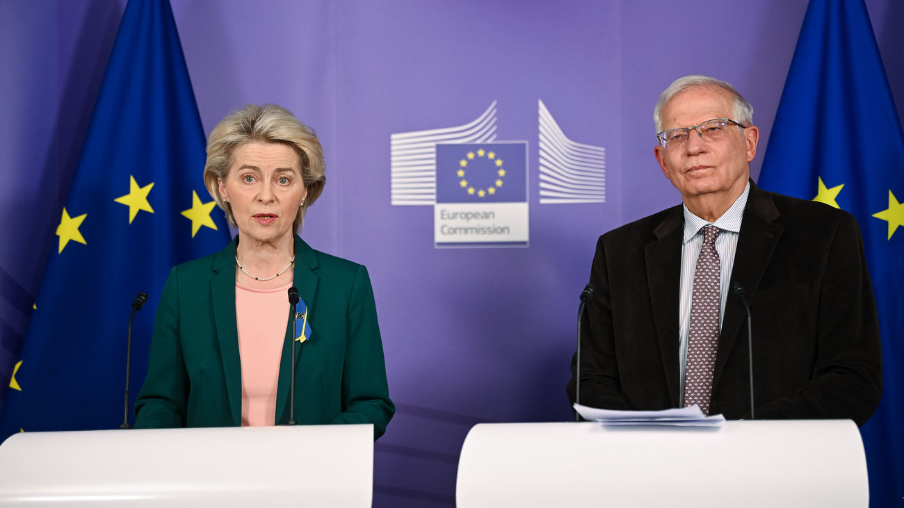Ursula von der Leyen (L), Presidenta de la Comisión Europea, y Josep Borrell Fontelles, Alto Representante de la Unión para Asuntos Exteriores y Política de Seguridad y Vicepresidente de la Comisión Europea