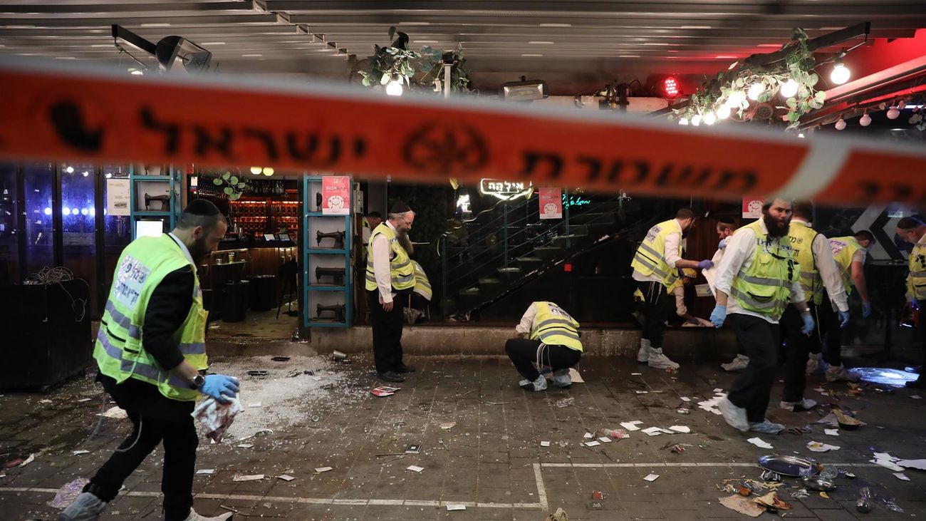 Los equipos de emergencia israelíes limpian la escena en la calle Dizengoff después de los ataques con disparos en el centro de Tel Aviv, Israel