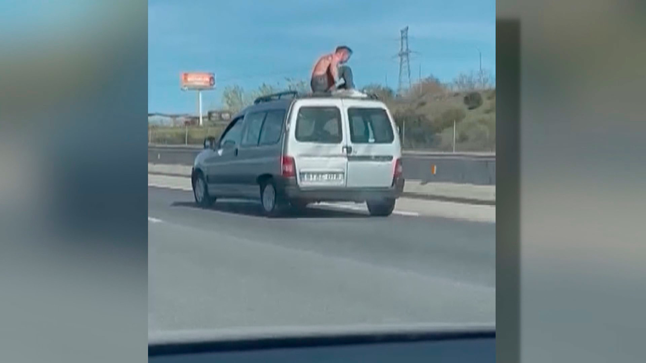 El 'Spiderman de la carretera de Extremadura': Se cuelga de la baca del  coche en marcha en plena A-5