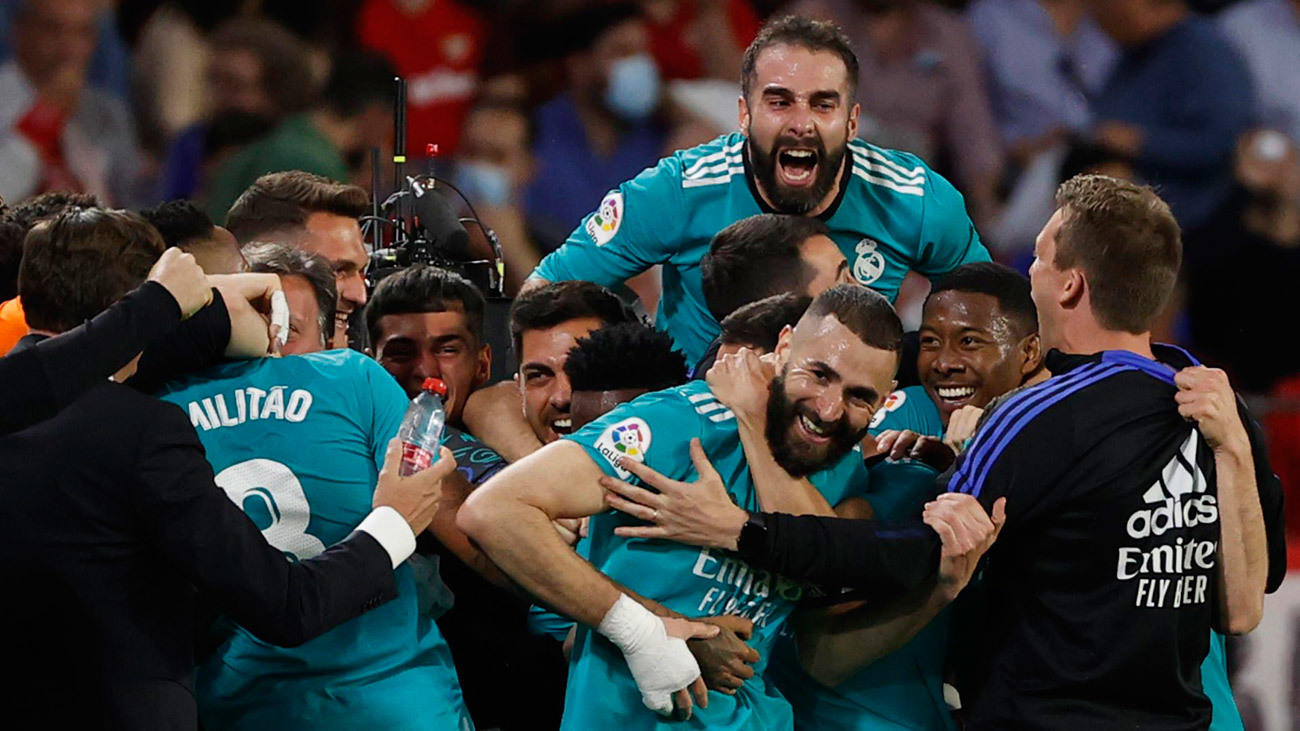 El delantero del Real Madrid Karim Benzema (3d) celebra su gol, el tercero del equipo blanco ante el Sevilla FC, durante el partido correspondiente a la jornada 32 de LaLiga