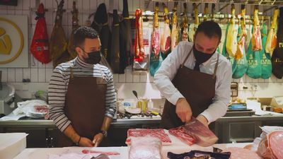 Visitamos una carnicería centenaria en el Mercado de San Antón de Madrid