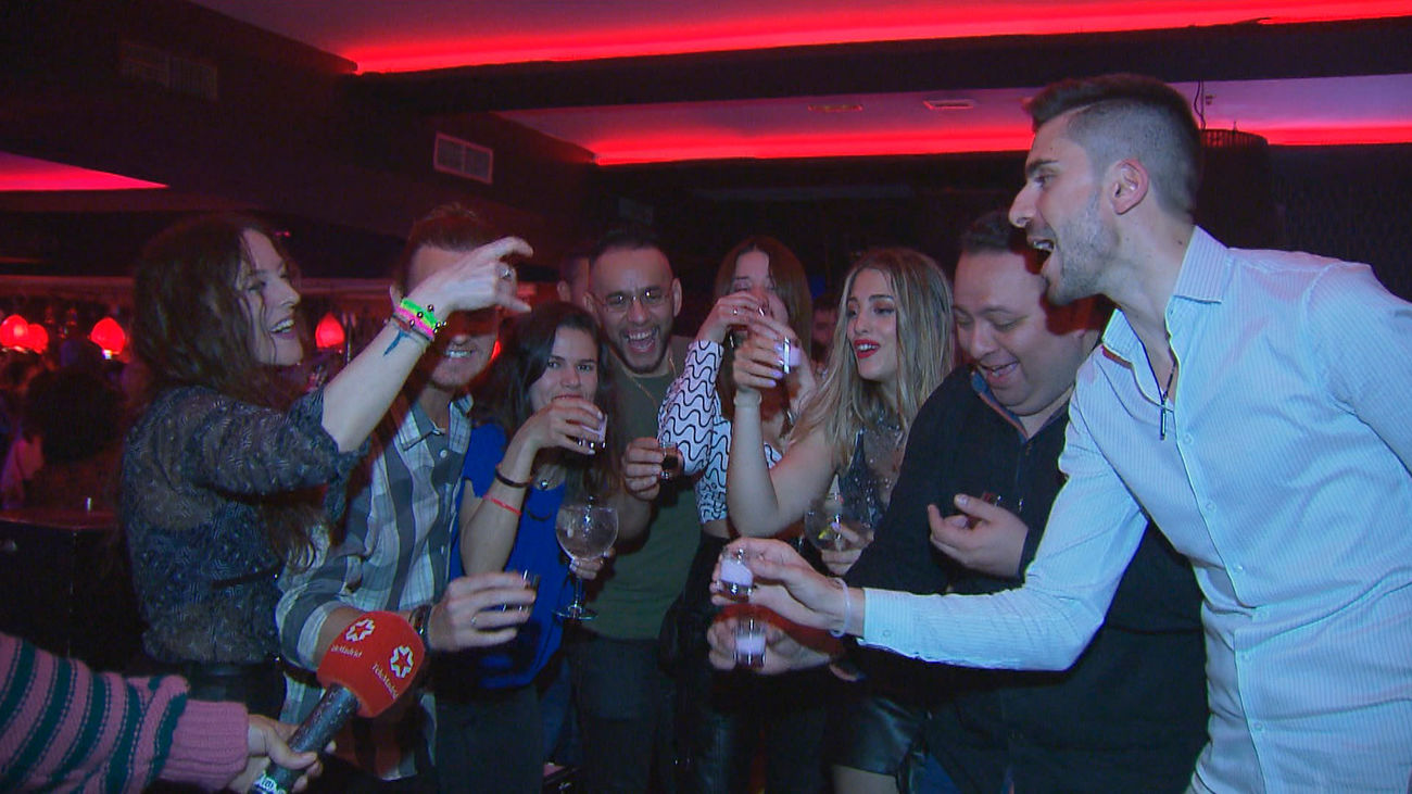 Jóvenes celebran en una discoteca la retirada de las mascarillas en el ocio nocturno