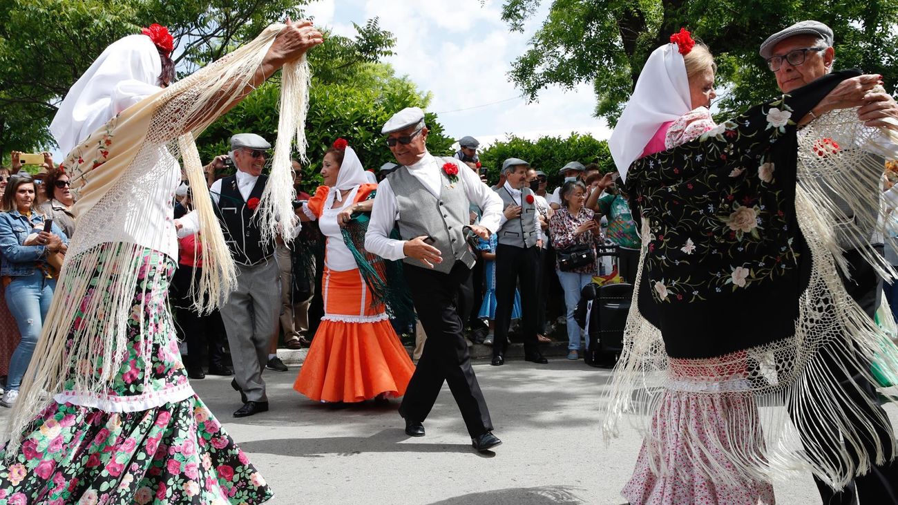 Varios chulapos bailan un chotis en la Pradera de San Isidro durante las celebraciones por la festividad del patrón de Madrid, este domingo