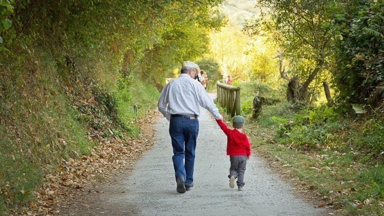 Un abuelo pasea con su nieto