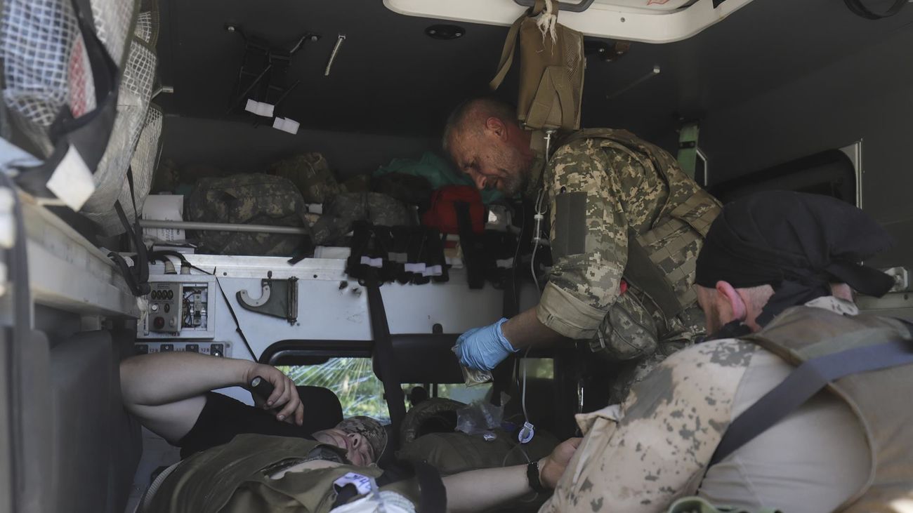 Atienden a un soldado ucraniano herido en Donetsk