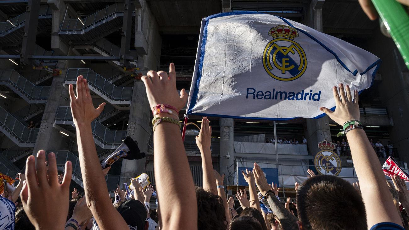 Aficionados del Real Madrid en el Santiago Bernabéu