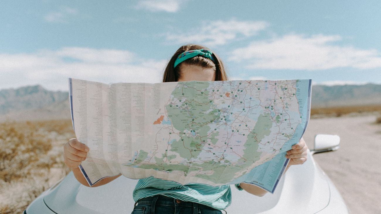 Una turista consulta un mapa