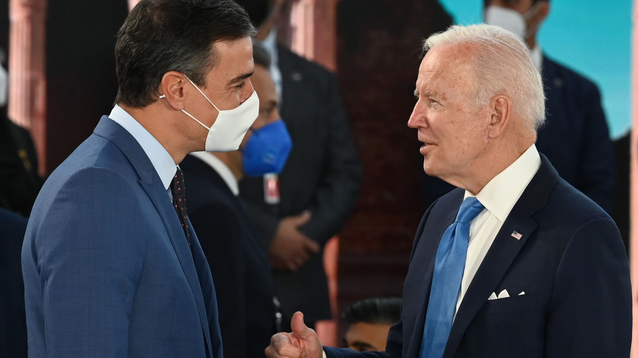 El presidente del Gobierno, Pedro Sánchez (i), conversa con el presidente de Estados Unidos, Joe Biden