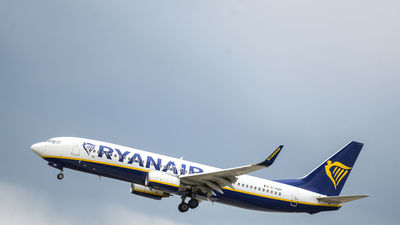 Ryanair amenaza a Aena por la subida de tasas y le adjudican el hangar más grande de Barajas