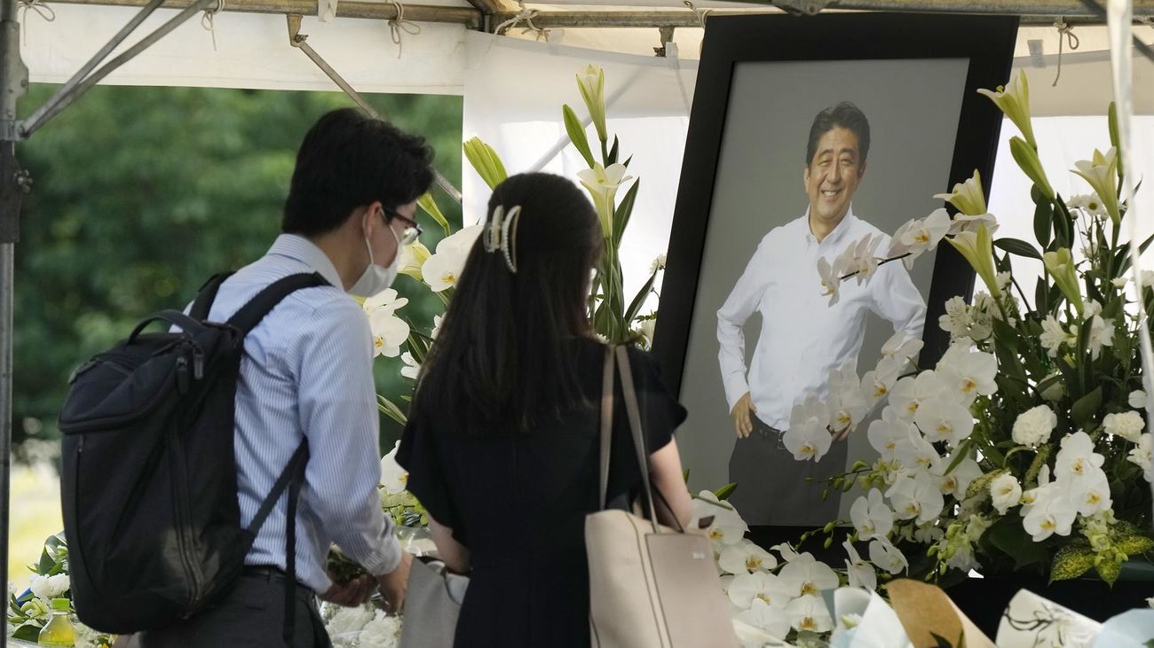 Los japoneses rinden tributo al ex primer ministro Shinzo Abe