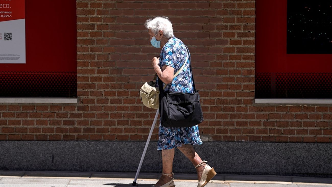 Anciana con muleta
