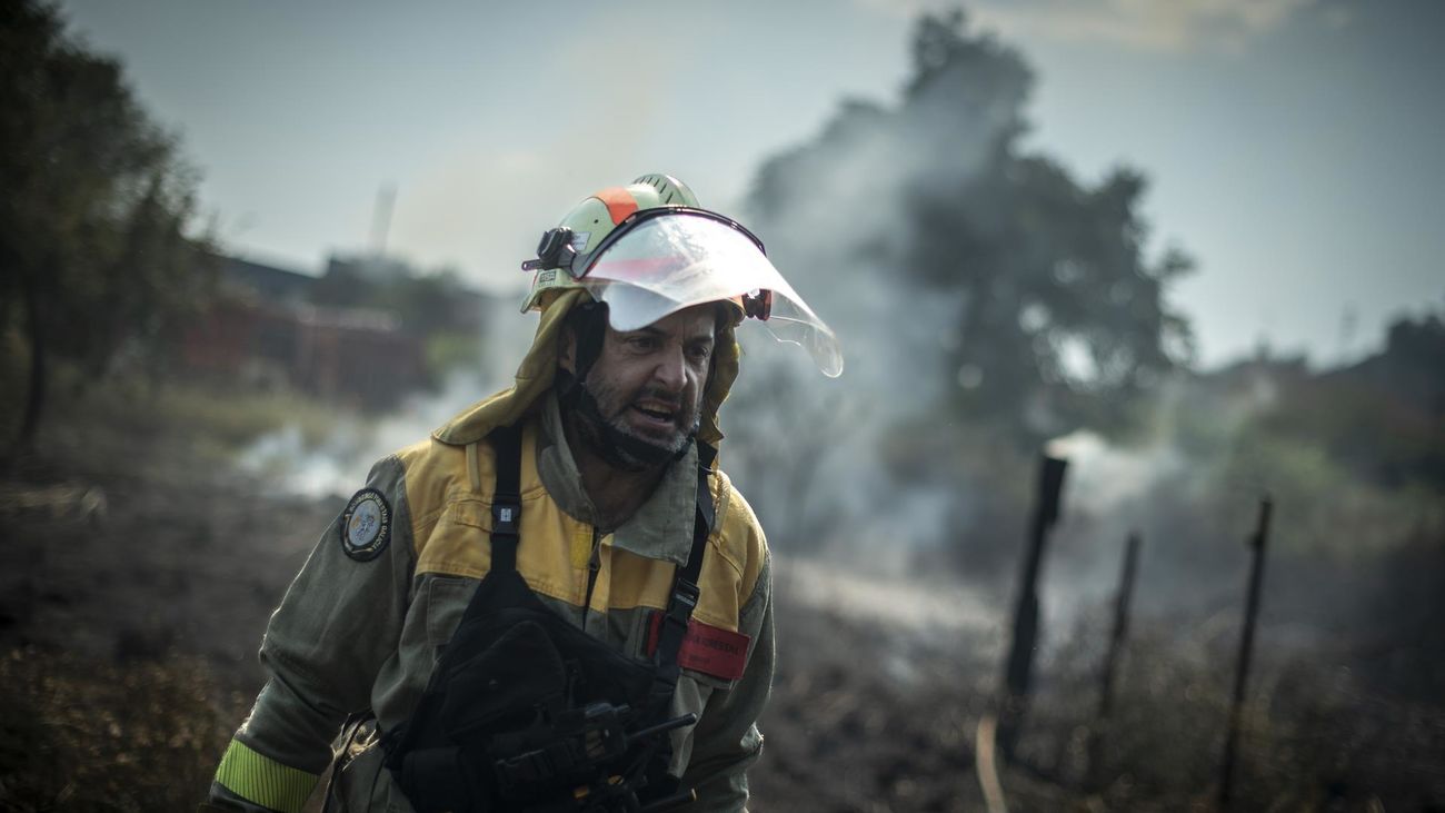 Un bombero forestal trabaja en un incendio declarado a las afueras de Ourense