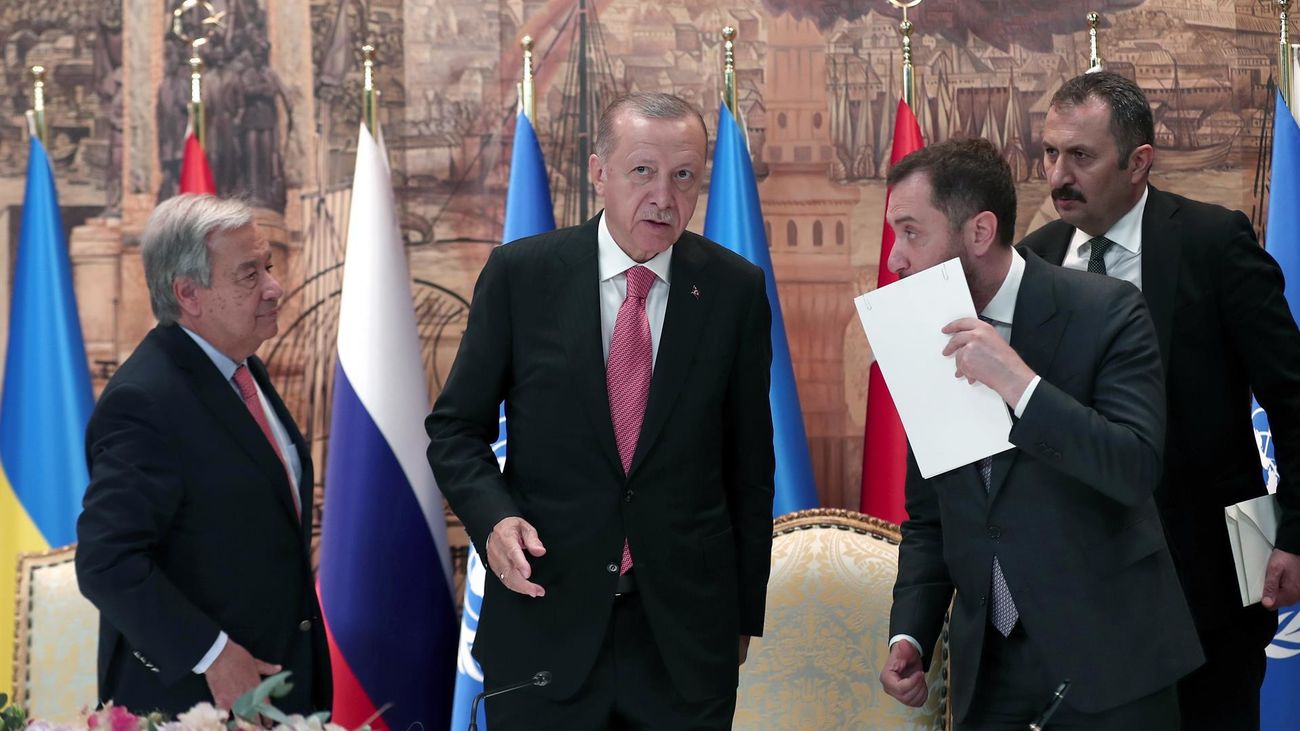 Erdogan y António Guterres durante la firma del pacto, este viernes en Estambul