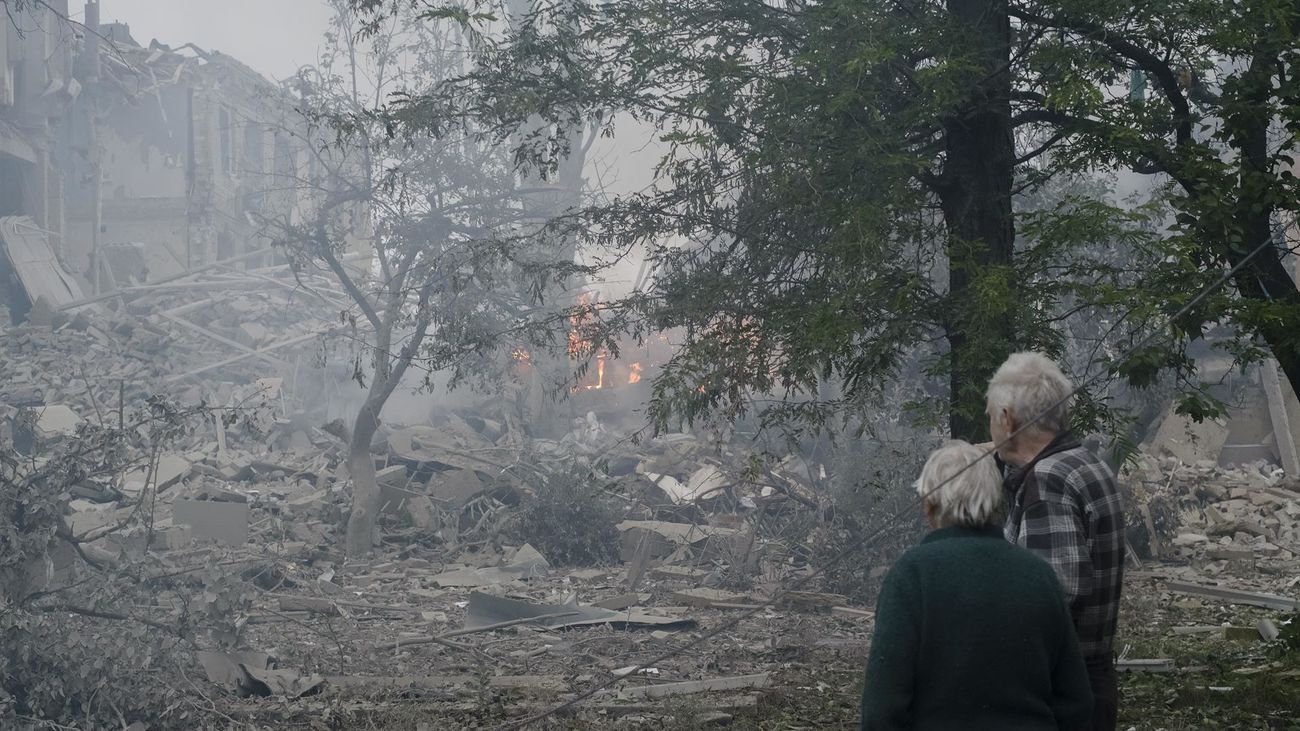 Dos ancianos contemplan los destrozos en una vivienda en Donetsk, Ucrania