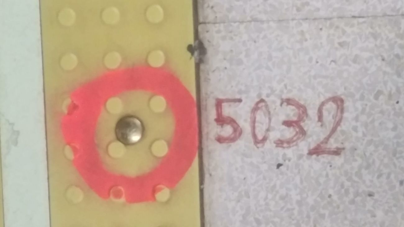 Señales en el suelo del Metro de Madrid