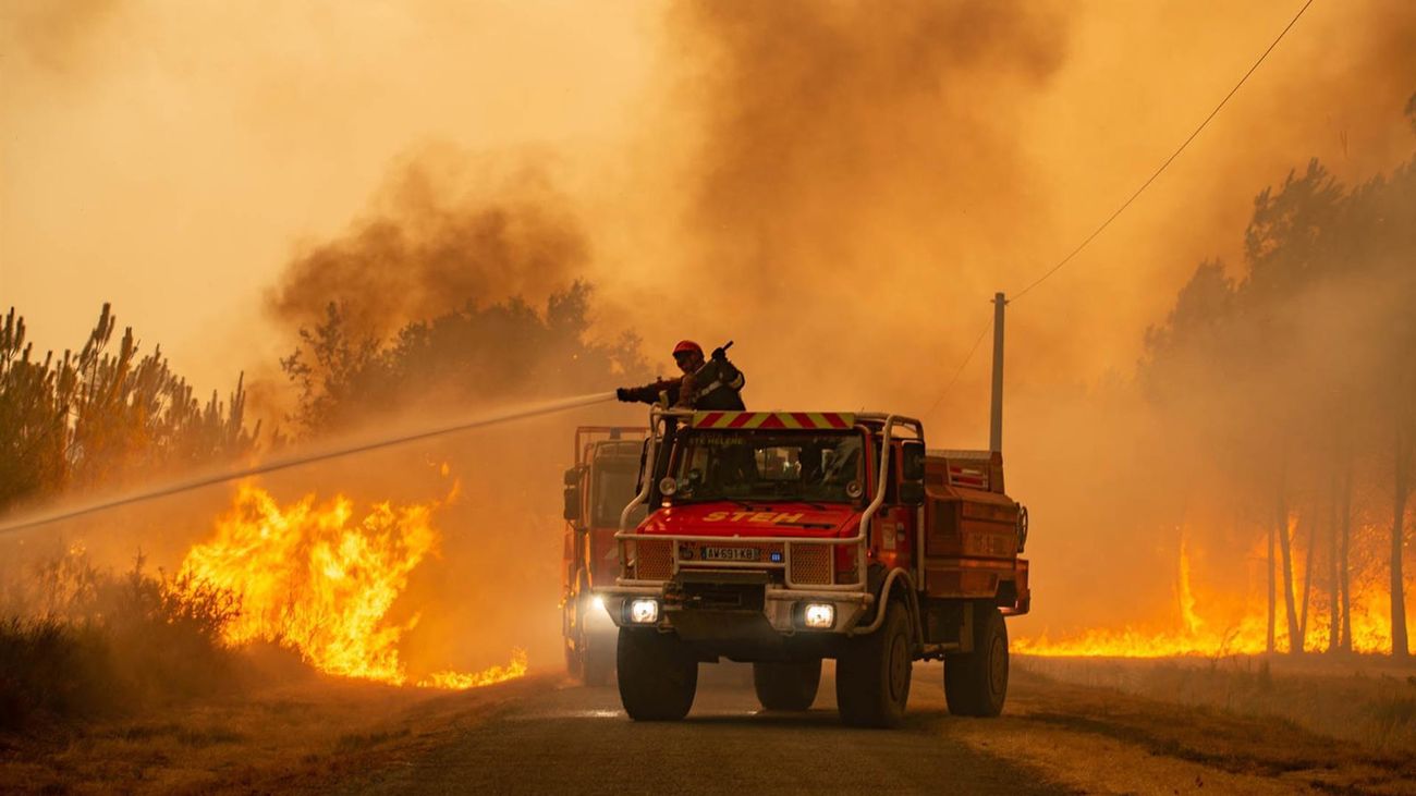 Brigada de Bomberos de Gironda  combatiendo un incendio forestal en Belin-Beliet, en el suroeste de Francia, 9 de agosto de 2022