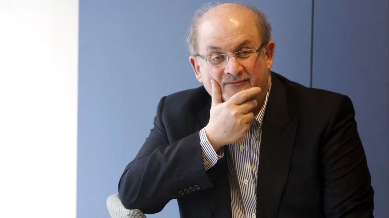 Influencia asiático formación Salman Rushdie habla con los investigadores mientras permanece  hospitalizado en Nueva York