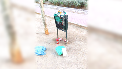 Peleas, suciedad y botellones en un parque infantil de Carabanchel